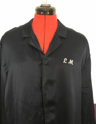 Broderie-initiales-fait-main-sur-peignoir (2)