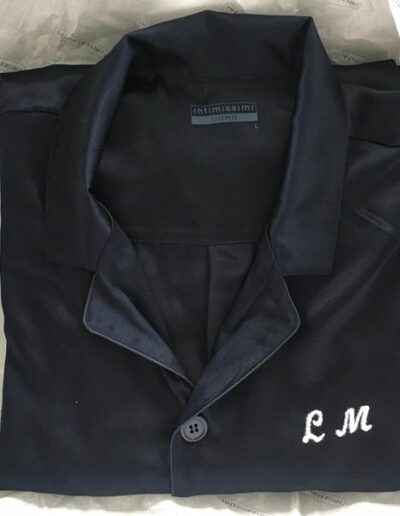 Broderie-initiales-fait-main-sur-peignoir