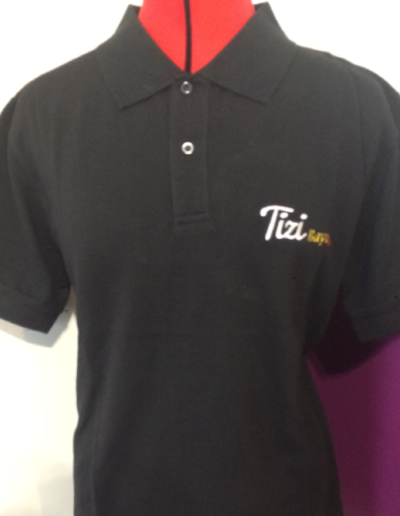 Broderie-sur-devent-d'un-polo-logo-entreprise-lettrage-plus-dessins