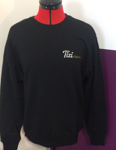 Broderie-sur-devent-d'un-sweat-logo-entreprise-lettrage-plus-dessins