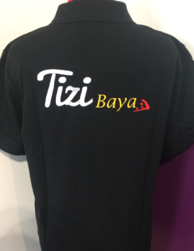 Broderie-sur-dos-d'un-polo-logo-entreprise-lettrage-plus-dessins