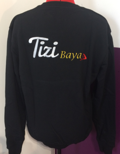 Broderie-sur-dos-d'un-sweat-logo-entreprise-lettrage-plus-dessins