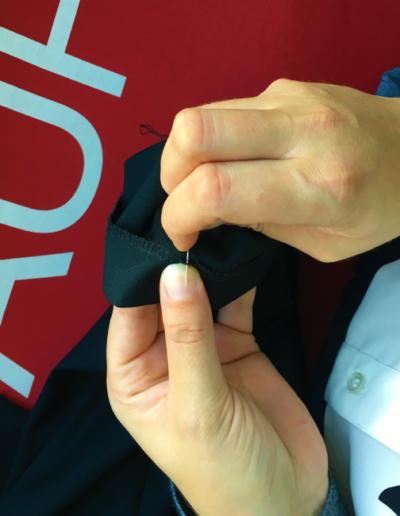 Retouche-d'un-ourlet-invisible-de-pantalon-de-costume-mariage