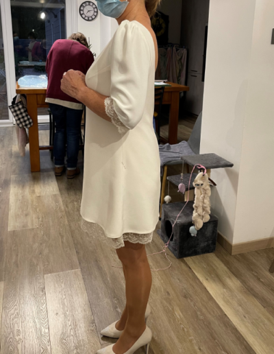 Creation-sur-modele-existant-robe-de-mariee-en-crepe-de-soie-et-de-dentelles-motif-cote-Studio-Couture