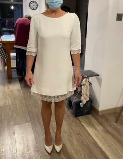 Creation-sur-modele-existant-robe-de-mariee-en-crepe-de-soie-et-de-dentelles-motif-devant-Studio-Couture