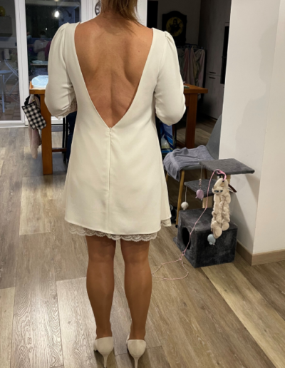 Creation-sur-modele-existant-robe-de-mariee-en-crepe-de-soie-et-de-dentelles-motif-dos-Studio-Couture