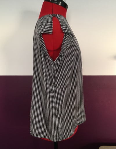 Creation-sur-modele-existant-t-shirt-en-satin-imprime-pied-poule-cote-Studio-Couture