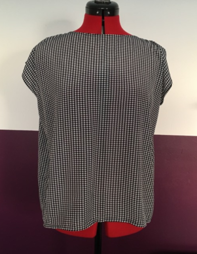 Creation-sur-modele-existant-t-shirt-en-satin-imprime-pied-poule-devant-Studio-Couture