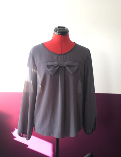 Modele-existant-chemisier-en-satin-dentelle-devant-Studio-Couture