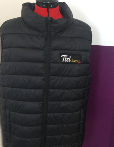 Pose-sur-doudoune-devant-et-creations-d'ecussons-logo-entreprise-lettrage-plus-dessins