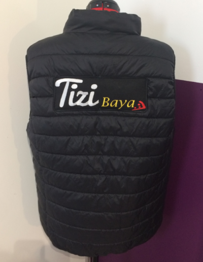 Pose-sur-doudoune-dos-et-creations-d'ecussons-logo-entreprise-lettrage-plus-dessins